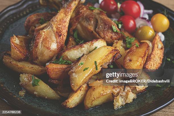 fried chicken legs with potato slices, on a plate, baked in the oven, with spices, homemade, no people - produit à base de viande photos et images de collection