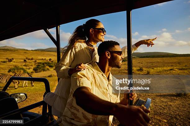 paar genießt safari-abenteuer und beobachtet wildtiere in südafrika - afrikanische kultur stock-fotos und bilder