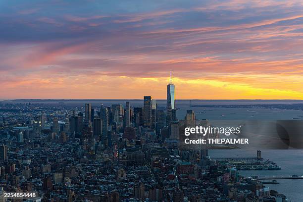 lower manhattan skyline at sunset with one world trade center and hudson river - manhattan imagens e fotografias de stock