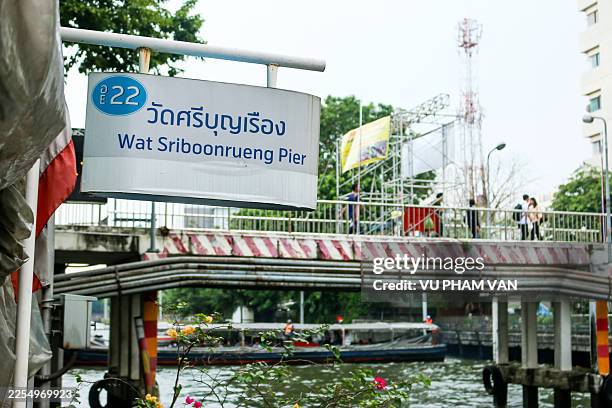 express boat service on the khlong saen saep canal in central thailand - off the beaten path refrán en inglés fotografías e imágenes de stock