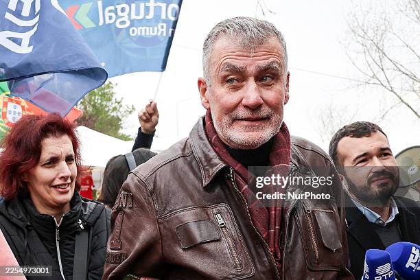 Admiral Gouveia e Melo, an independent presidential candidate, campaigns at the Senhora da Hora weekly market. Admiral Gouveia e Melo visits the...