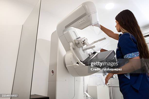 Mammogram Machine Tech 1,691 Mammography Unit Stock Photos, High-Res Pictures, and Images ...