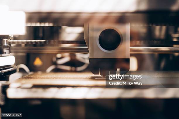 3d printer nozzle working on a flat surface. technical details and soft lighting. digital production, additive manufacturing, modern tech. - maqueta fabricación y diseño fotografías e imágenes de stock