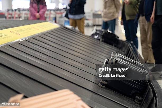 luggage on conveyor belt at airport. - perspectiva de una cinta transportadora fotograf