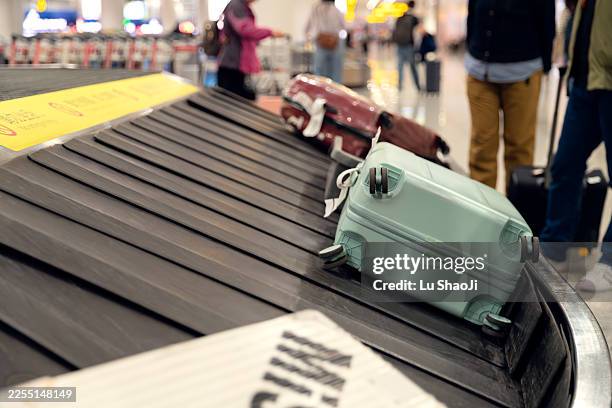 luggage on conveyor belt at airport. - perspectiva de una cinta transportadora fotografías e imágenes de stock