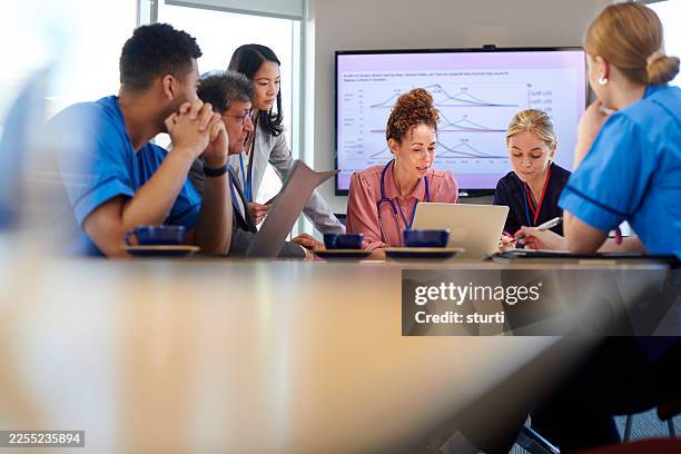 medical staff meeting - staff meeting stock pictures, royalty-free photos & images