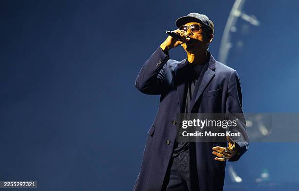 Xavier Naidoo performs live during a concert at Olympiahalle on January 08, 2026 in Munich, Germany.