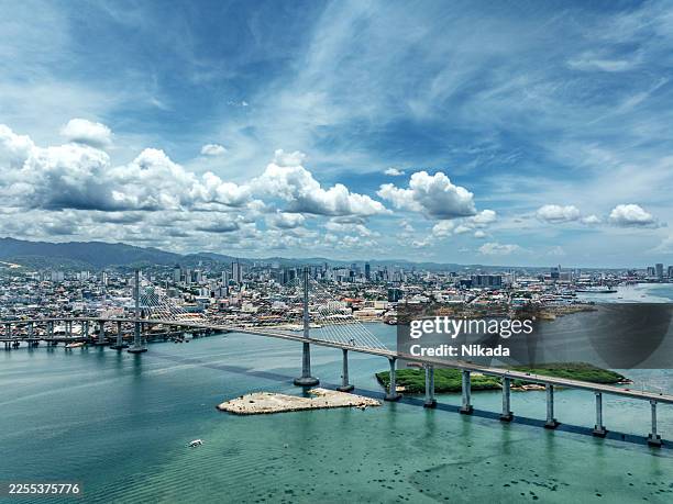 pont du port de cebu city au-dessus de la ligne d’horizon du front de mer - ligne dhorizon au dessus de la terre photos et images de collection