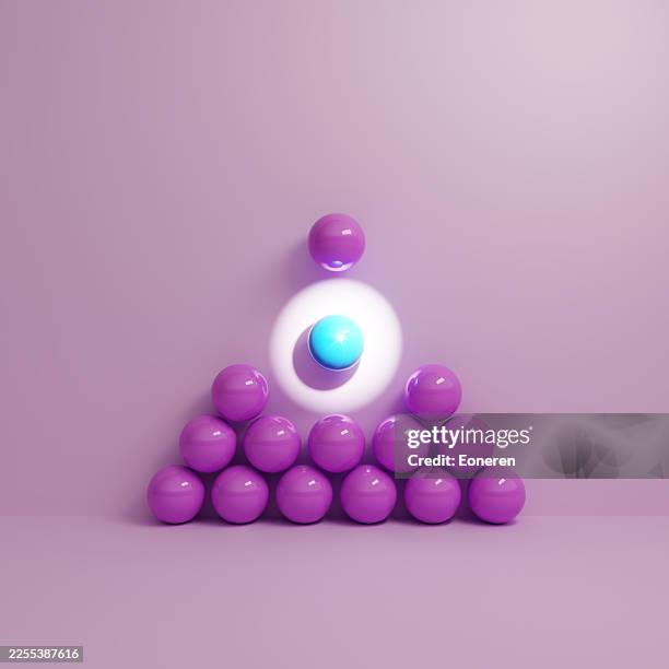 projecteur sur une seule sphère qui se démarque du groupe - manipulation des couleurs photos et images de collection