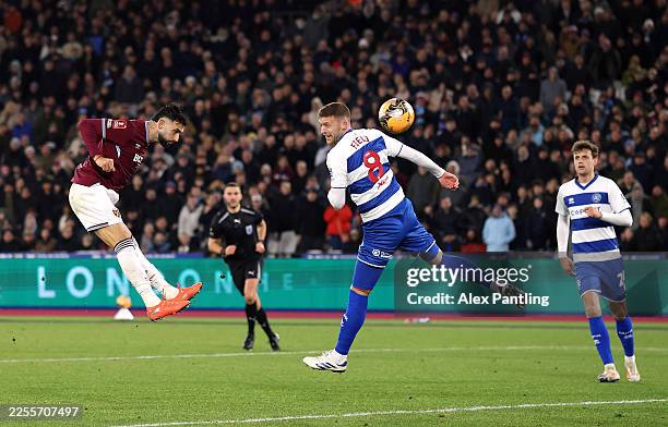 Taty Castellanos of West Ham United scores his team's second goal during the Emirates FA Cup Third Round match between West Ham United and Queens...
