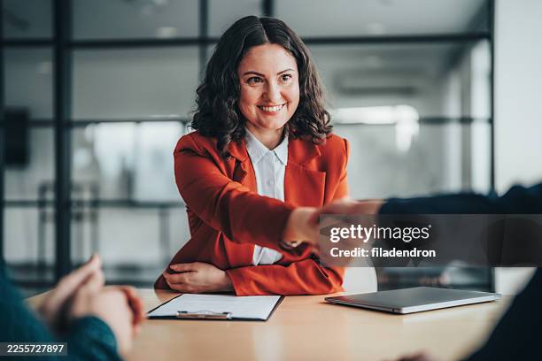 agente inmobiliario cerrando acuerdo inmobiliario con clientes sellados con apretón de manos - entrevista de trabajo fotografías e imágenes de stock
