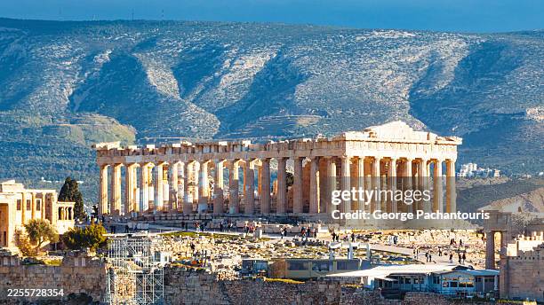 parthenon temple on the acropolis of athens, greece - partenon imagens e fotografias de stock