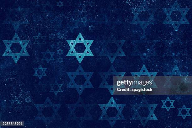 stars of david pattern on textured navy blue surface, distressed vintage aesthetic, symbolic jewish heritage backdrop - juif photos et images de collection