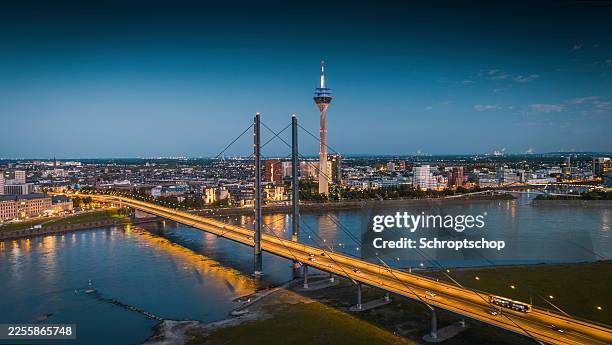 moderne stadtlandschaft düsseldorfs mit blick auf den rhein - nordrhein westfalen stock-fotos und bilder