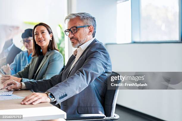reunión profesional de negocios con el hombre senior de traje y el equipo en la oficina de bright - presidente de organización fotografías e imágenes de stock