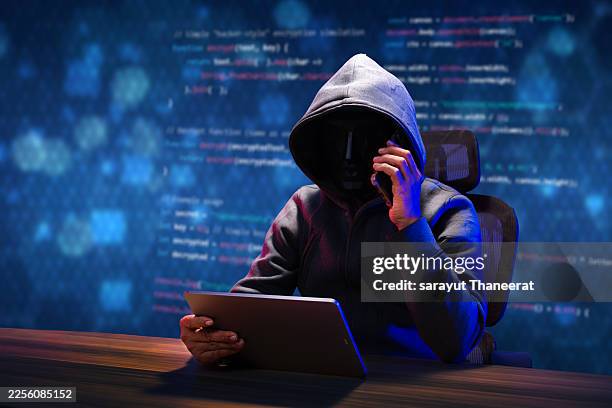 telephone scam, mysterious man, cyber theft and fraud, mobile phones used for hacking, covert attacks on privacy using ai artificial intelligence as a tool. - estafador fotografías e imágenes de stock