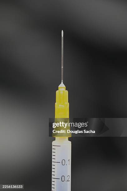 a sharp hypodermic needle - achatar la curva de epidemia fotografías e imágenes de stock