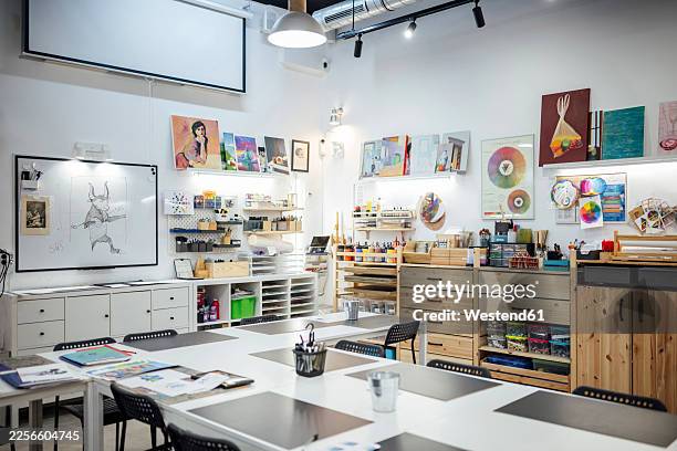 creative art studio classroom with supplies and artwork on display - raum für kreative arbeit stock-fotos und bilder