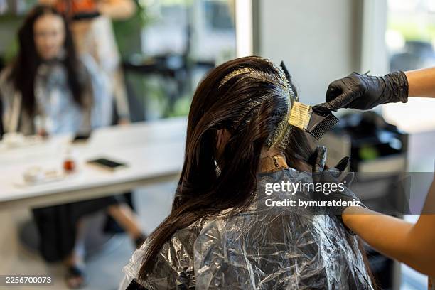 professioneller haarfärbungsprozess im modernen schönheitssalon - ombré hair stock-fotos und bilder