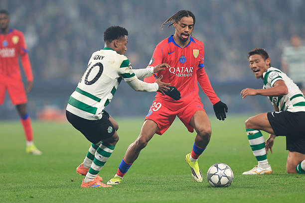 Geny CATAMO of Sporting CP and Bradley BARCOLA of Paris Saint-Germain during the UEFA Champions League match between Sporting and Paris at Estadio...