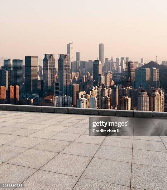 empty road against city skyline at sunrise - terrasse panoramique photos et images de collection