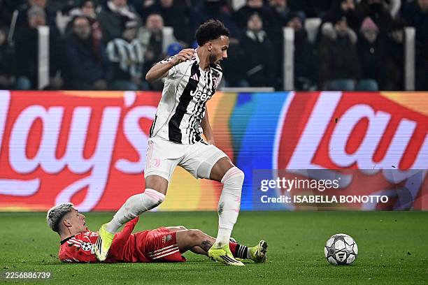 Benfica's Argentine forward Gianluca Prestianni fights for the ball with Juventus' English defender Lloyd Kelly during the UEFA Champions League -...