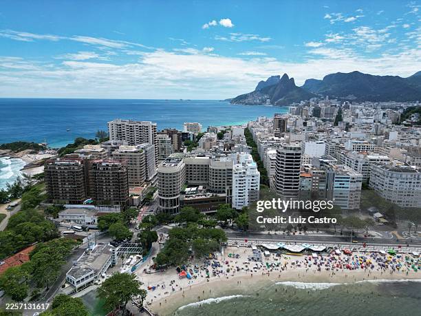copacabana district - rio de janeiro - playa de copacabana fotografías e imágenes de stock