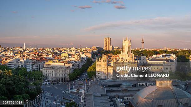 eastern part of the calle de alcalá (unesco classified) at sunset with the town hall of madrid (palacio de cibeles), the plaza de cibeles square, the roofs of the banco de españa, the parque del buen retiro and the rtve tower, spain. - vista da cidade imagens e fotografias de stock