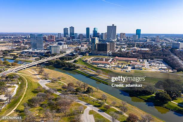 toma de establecimiento con dron aéreo en fort worth, texas - fort worth fotografías e imágenes de stock