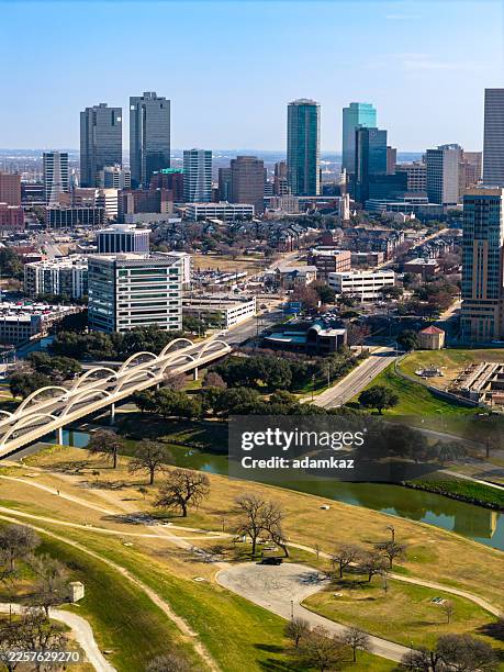 toma de establecimiento con dron aéreo en fort worth, texas - fort worth fotografías e imágenes de stock