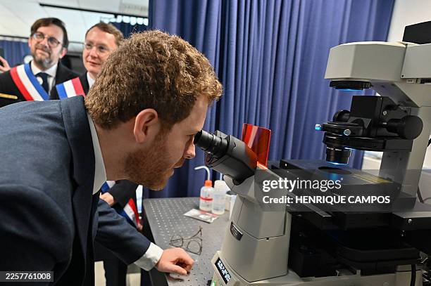 David Amiel, Minister Delegate in charge of the Civil Service and State Reform, looks through a microscope at the CNRS during a visit dedicated to...