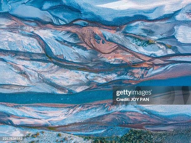 fluss- und sedimentmuster in xinjiang, china - sediment stock-fotos und bilder