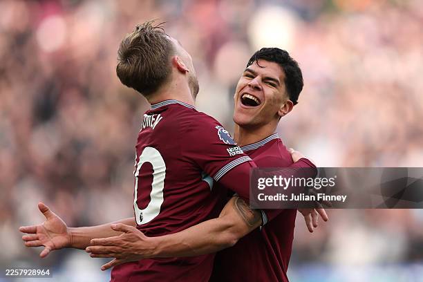 Mateus Fernandes of West Ham United celebrates scoring his team's third goal with teammate Jarrod Bowen during the Premier League match between West...
