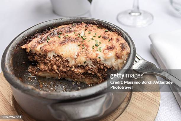 moussaka - moussaka stockfoto's en -beelden