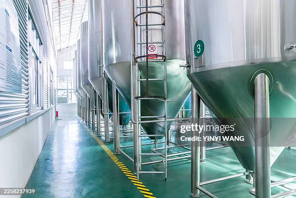 hochland-gerstenbierfabrik, xizang, china, asien, qinghai-xizang plateau, tibet. - lagerbier stock-fotos und bilder