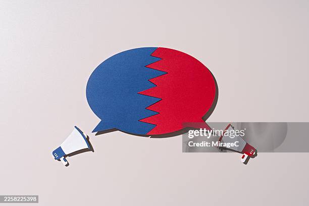 red and blue speech bubble with megaphone rejoined, paper craft - rivalidade imagens e fotografias de stock