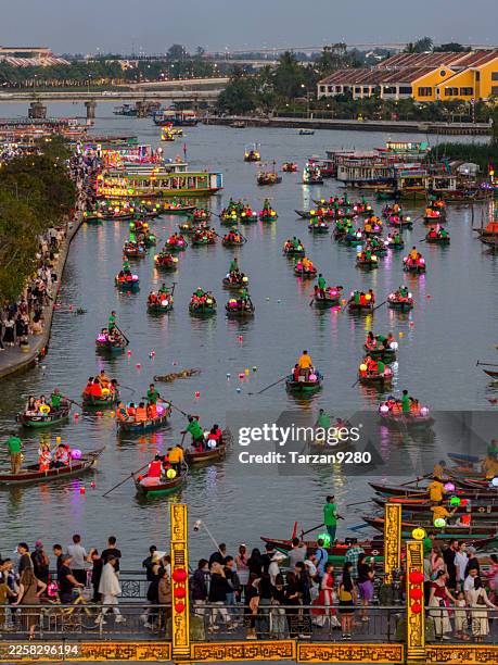 the boats cruising on the thu bon river at sunset moment, hoi an, vietnam - hoi an stockfoto's en -beelden