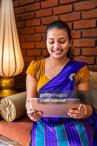 sri lanka jovem mulher usando um tablet digital - cultura cingalesa - fotografias e filmes do acervo