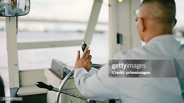 local thai thai boat driver operating passenger ferry on chaopraya river bangkok thailand - navio de passageiros imagens e fotografias de stock