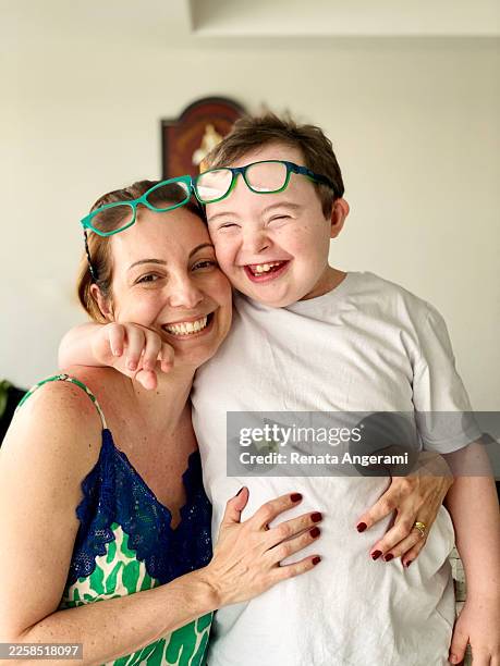 retrato de una madre y un adolescente con síndrome de down - discapacidad del desarrollo fotografías e imágenes de stock