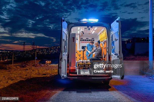ambulancière ambulancière portant un masque pour aider un patient et mesurer sa tension artérielle en ambulance - ambulance photos et images de collection