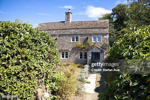 blick auf einen harry-potter-filmschauplatz, das potter-haus, james und lily potters "originalhaus" aus stein der weisen - harry potter und die kammer des schreckens filmtitel stock-fotos und bilder