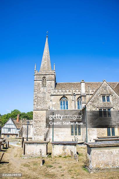 blick auf die st. cyriac's church, grab, friedhof, anglikanische kirche in lacock, großbritannien - harry potter und die kammer des schreckens filmtitel stock-fotos und bilder