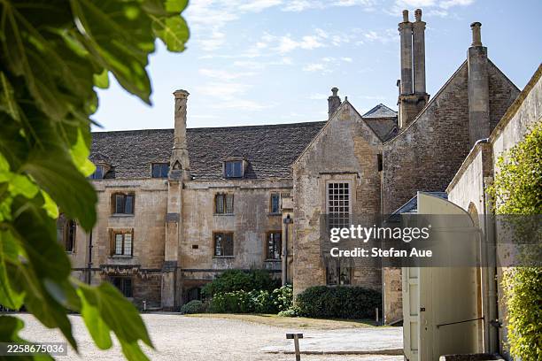 blick auf lacock abbey, lacock abbey courtyard tea room und umgebung, harry-potter-filmdrehort in lacock, großbritannien - harry potter und die kammer des schreckens filmtitel stock-fotos und bilder