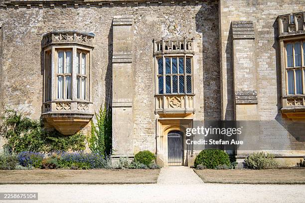 blick auf lacock abbey, lacock abbey courtyard tea room und umgebung, harry-potter-filmdrehort in lacock, großbritannien - harry potter und die kammer des schreckens filmtitel stock-fotos und bilder
