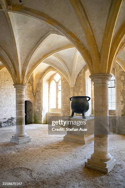 blick auf lacock abbey, lacock abbey courtyard tea room und umgebung, harry-potter-filmdrehort in lacock, großbritannien - harry potter und die kammer des schreckens filmtitel stock-fotos und bilder