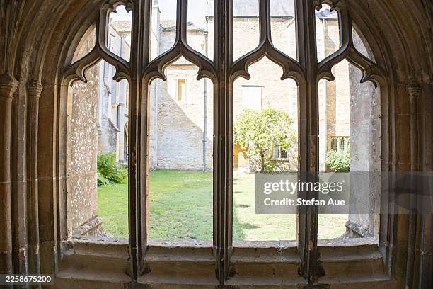blick auf lacock abbey, lacock abbey courtyard tea room und umgebung, harry-potter-filmdrehort in lacock, großbritannien - harry potter und die kammer des schreckens filmtitel stock-fotos und bilder