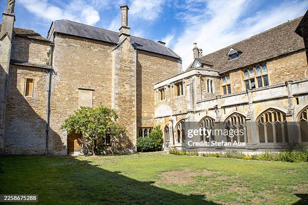 blick auf lacock abbey, lacock abbey courtyard tea room und umgebung, harry-potter-filmdrehort in lacock, großbritannien - harry potter und die kammer des schreckens filmtitel stock-fotos und bilder