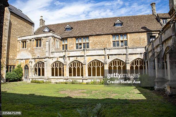 blick auf lacock abbey, lacock abbey courtyard tea room und umgebung, harry-potter-filmdrehort in lacock, großbritannien - harry potter und die kammer des schreckens filmtitel stock-fotos und bilder