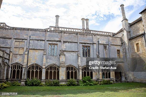 blick auf lacock abbey, lacock abbey courtyard tea room und umgebung, harry-potter-filmdrehort in lacock, großbritannien - harry potter und die kammer des schreckens filmtitel stock-fotos und bilder